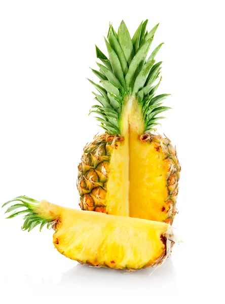 Reife Ananas mit Schnitt — Stockfoto