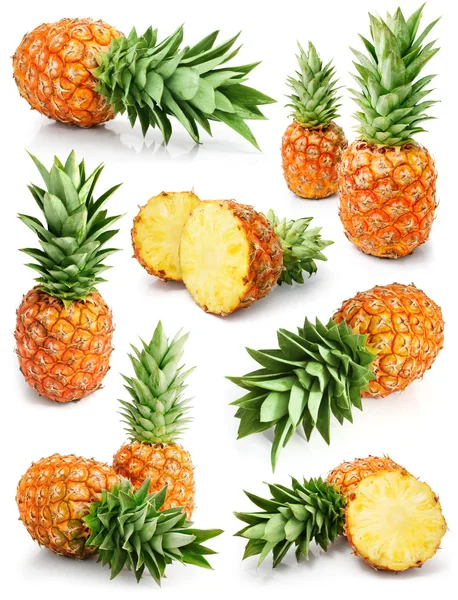 Čerstvý ananas plody s řez a zelené listy — Stock fotografie
