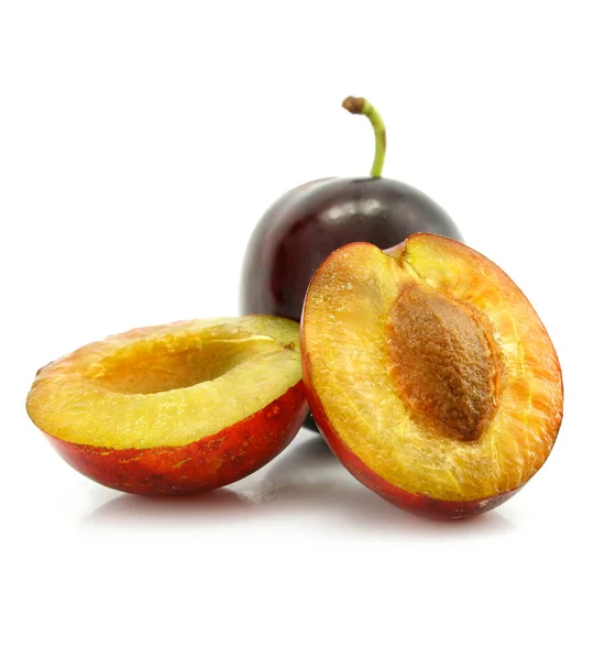 Pflaume Frucht mit Schnitt isoliert auf weiss — Stockfoto
