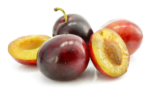 Frutti prugne mature con taglio isolati — Foto Stock