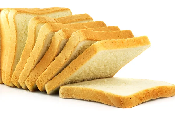 Pão fresco cortado sobre fundo branco — Fotografia de Stock