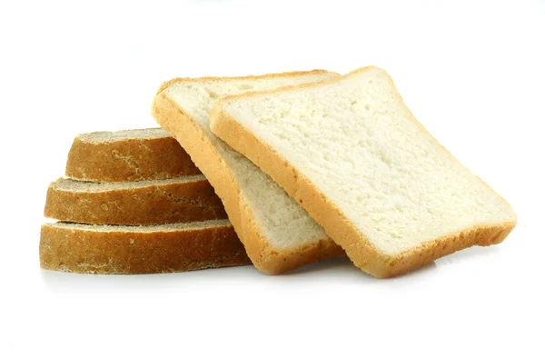 Beyaz arka planda taze dilimlenmiş ekmek — Stok fotoğraf