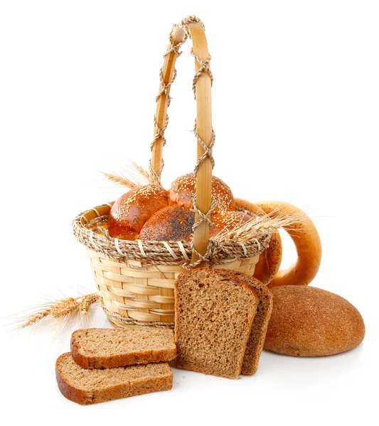 Свежий хлеб в корзине — стоковое фото