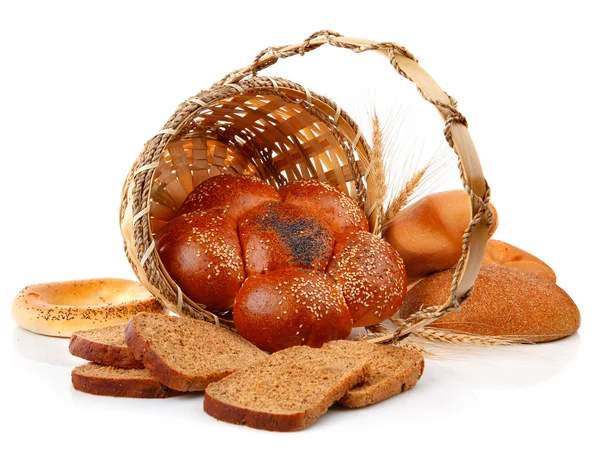 Färskt bröd i korgen — Stockfoto