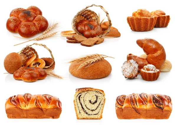 Conjunto de pães frescos com milho e bolos doces — Fotografia de Stock
