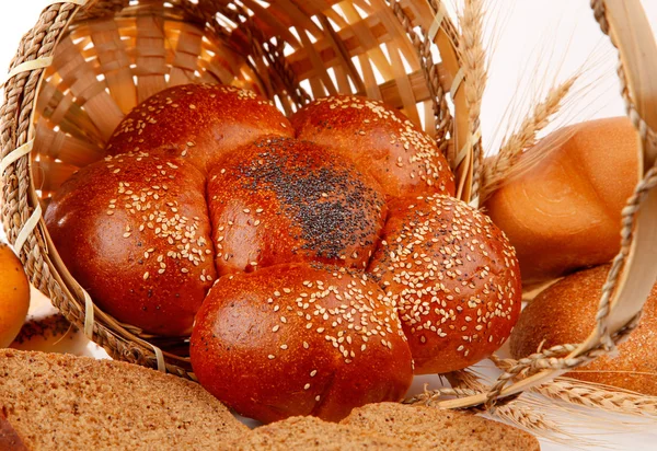 Färskt bröd i korgen — Stockfoto
