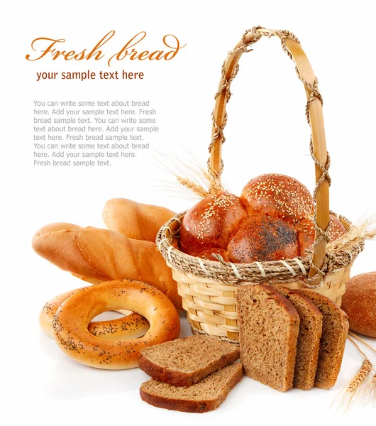 篮子里的新鲜面包 — 图库照片