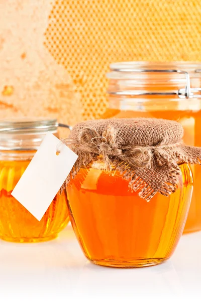 Сладкий мед в стеклянных банках — стоковое фото