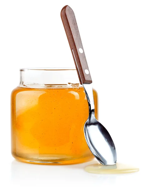 Сладкий мед в стеклянных банках с ложкой — стоковое фото
