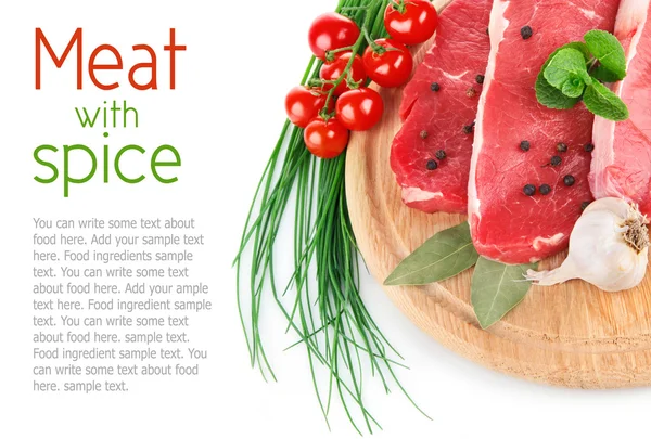 Carne cruda con verdure fresche — Foto Stock