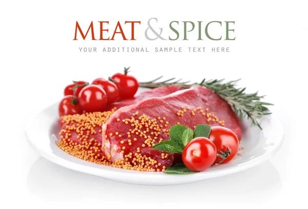 Rått kött med krydda på tallrik — Stockfoto
