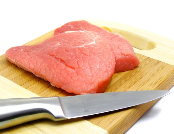 Kött och kniv mat på styrelsen isolaited — Stockfoto