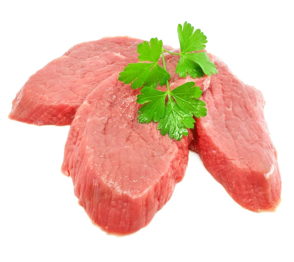 Skivat kött med blad av grön persilja — Stockfoto