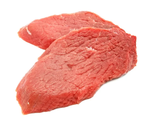 Plasterki czerwone mięso na białym tle — Zdjęcie stockowe