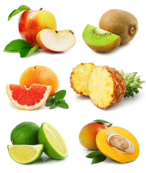 Conjunto de frutas con hojas verdes y cortadas —  Fotos de Stock