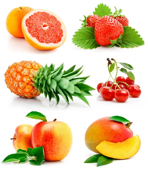Conjunto de frutas com folhas verdes — Fotografia de Stock