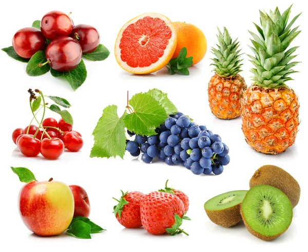 Set van fruit en bessen geïsoleerd op wit — Stockfoto