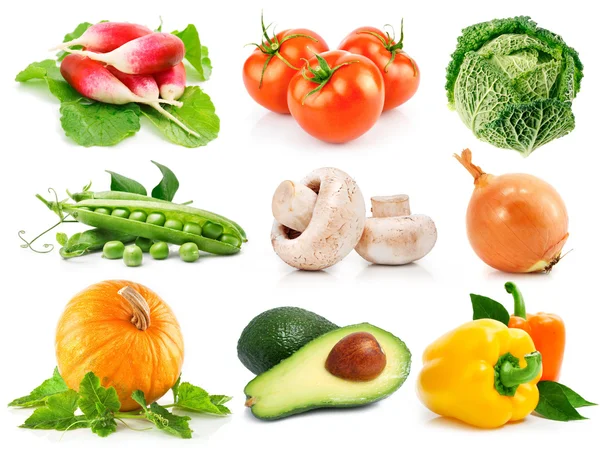 Legen Sie frisches Gemüse mit grünen Blättern — Stockfoto