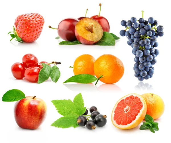 Conjunto de frutas frescas con hojas verdes — Foto de Stock
