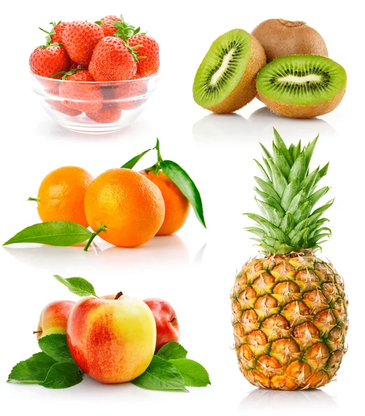 Conjunto de frutas frescas con hojas verdes —  Fotos de Stock