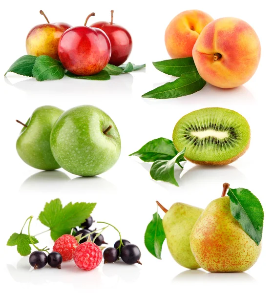 Conjunto de frutas frescas con hojas verdes —  Fotos de Stock