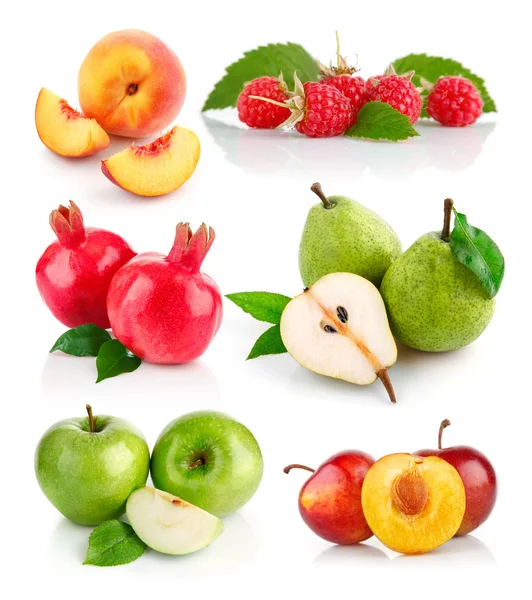 Frutas frescas con hojas verdes —  Fotos de Stock