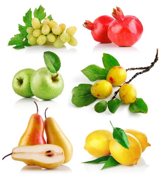 La valeur des fruits frais avec des feuilles vertes — Photo