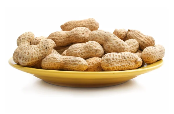 Reife trockene Nüsse auf einen Teller, isoliert — Stockfoto