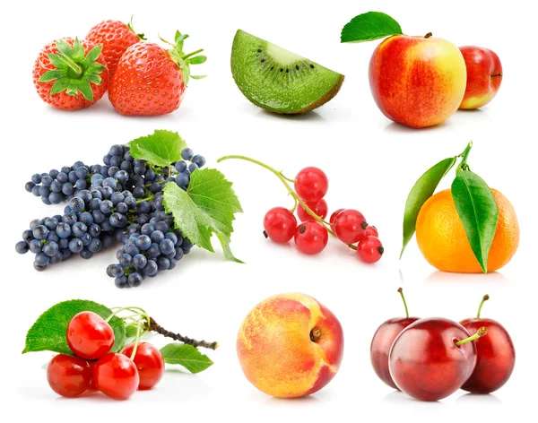 Conjunto de frutas frescas com folhas verdes isoladas — Fotografia de Stock