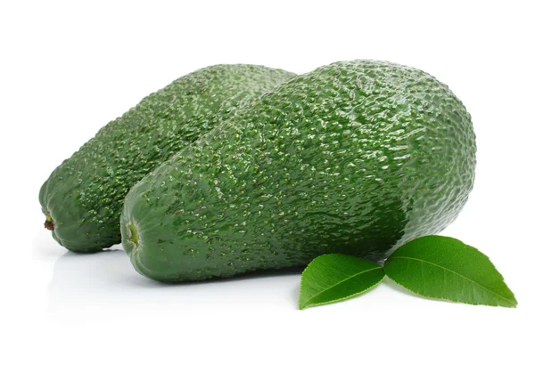Čerstvý zelený avokádový ovoce s listy izolované na bílém — Stock fotografie