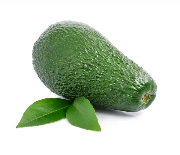 Φρέσκα πράσινα φρούτα αβοκάντο με φύλλο που απομονώνονται σε λευκό — Φωτογραφία Αρχείου
