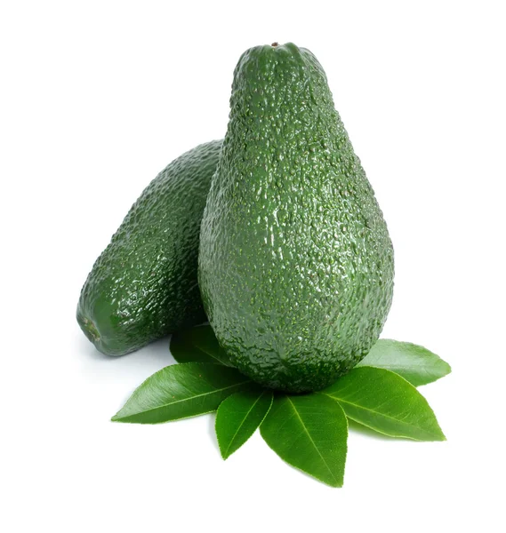 Čerstvý zelený avokádový ovoce s listy izolované na bílém — Stock fotografie