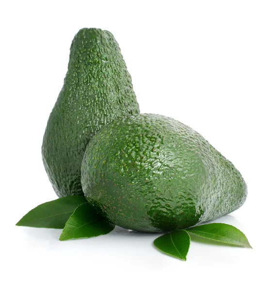 Φρέσκα πράσινα φρούτα αβοκάντο με φύλλο που απομονώνονται σε λευκό — Φωτογραφία Αρχείου