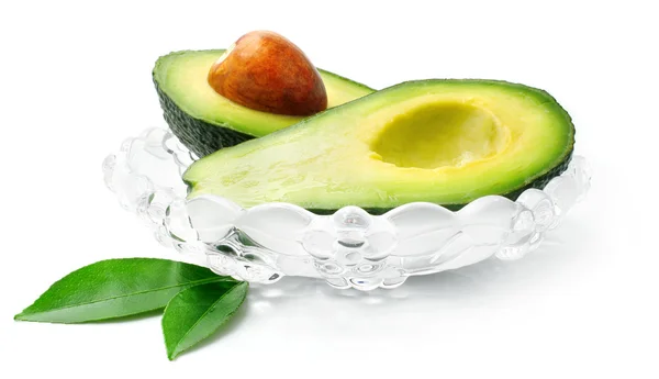 Frutta fresca avocado con foglie verdi in vetro piatto — Foto Stock