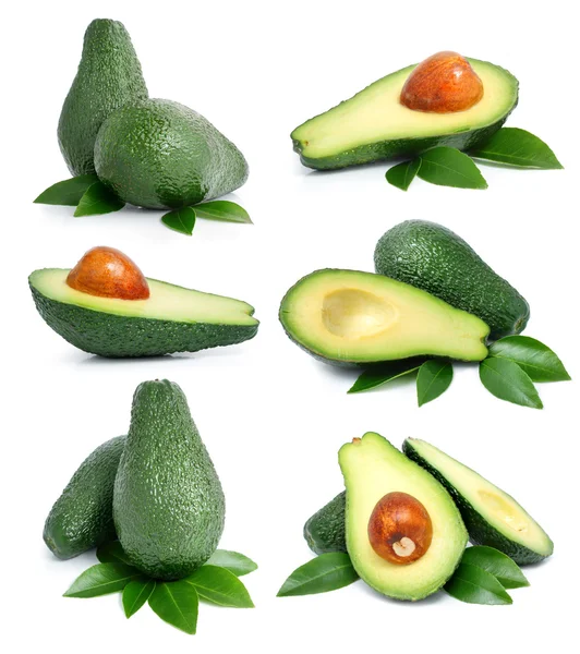 Σύνολο πράσινα αβοκάντο φρούτα με φύλλο που απομονώνονται σε λευκό — Φωτογραφία Αρχείου