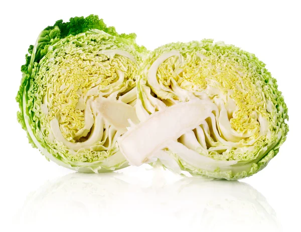 Свіжі зелені капустяні фрукти з розрізом ізольовані на білому — стокове фото
