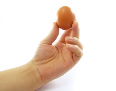 elinde yumurta