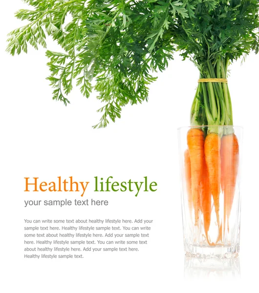Frutti di carota freschi con foglie verdi — Foto Stock