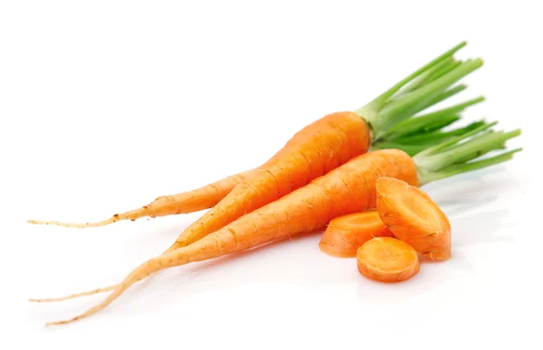 Свежие плоды моркови с зелеными листьями — стоковое фото