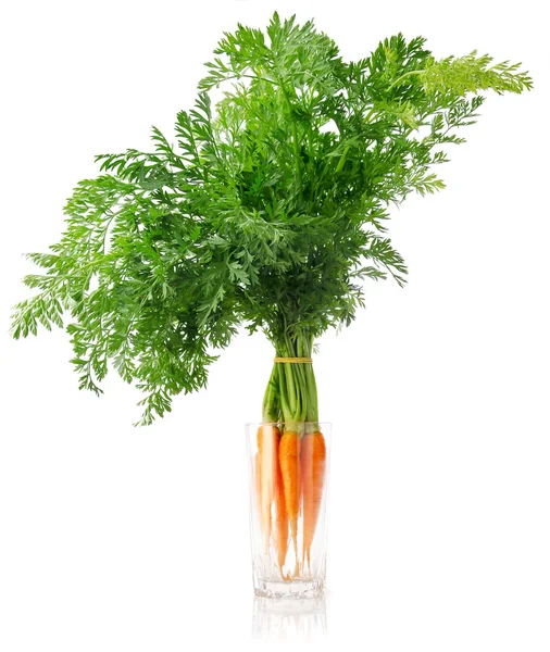 Frutas frescas de zanahoria con hojas verdes — Foto de Stock