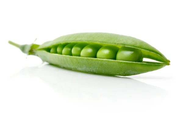 Свіжий зелений горошок в каструлі ізольований — стокове фото