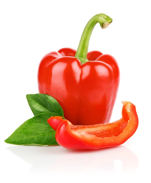 Färsk paprika frukter med klippa och gröna blad — Stockfoto