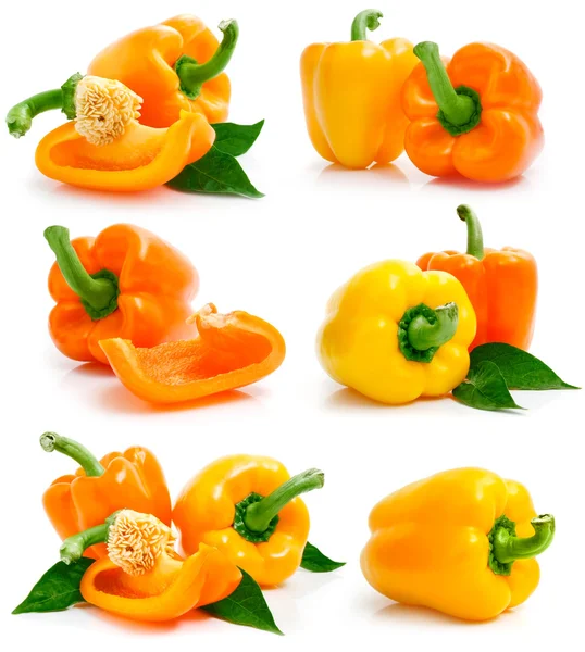 Conjunto de pimentões frescos de laranja amarelos com folhas verdes — Fotografia de Stock