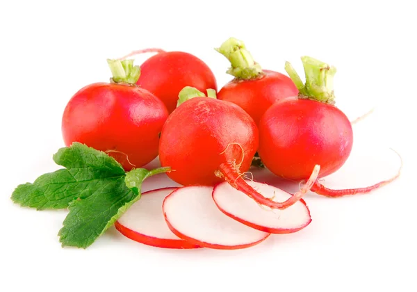 Légumes de radis rouge frais aux feuilles vertes — Photo