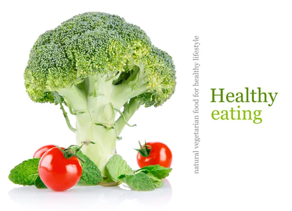 Kål broccoli med tomater och gröna blad — Stockfoto