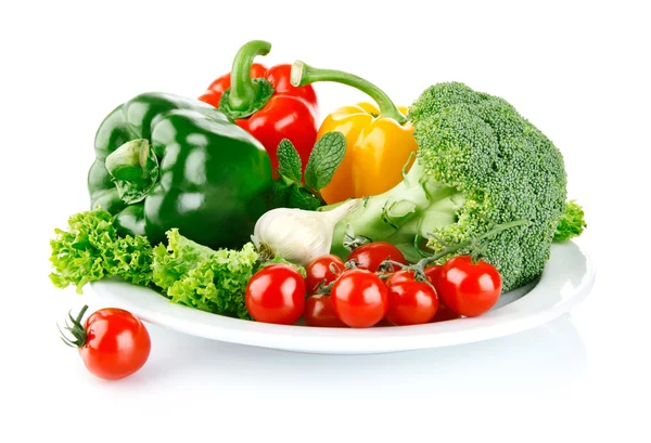 Frisches Gemüse im Teller — Stockfoto