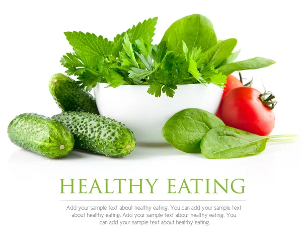 Verse groenten met peterselie en spinazie in plaat — Stockfoto