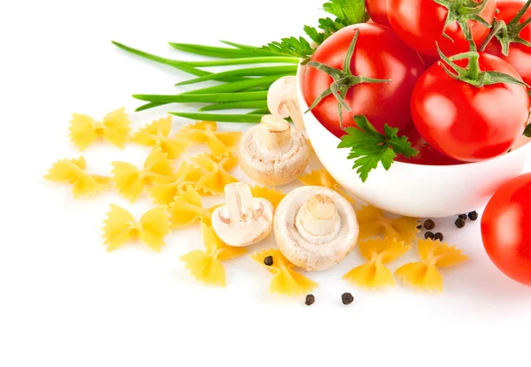 Italské těstoviny s rajčaty a žampiony — Stock fotografie