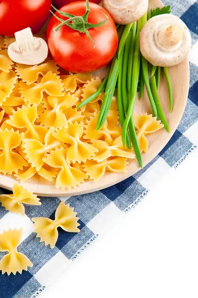 Итальянские макароны с помидорами и шампиньонами — стоковое фото