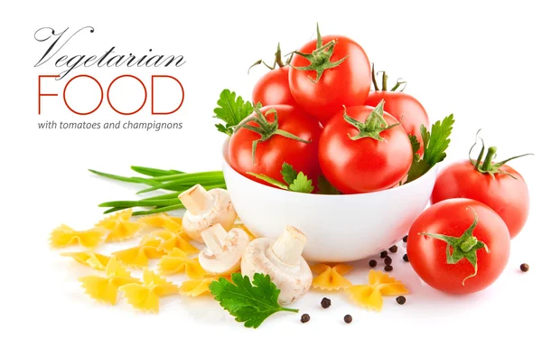 Vegetarisch voedsel met tomaat en champignons — Stockfoto